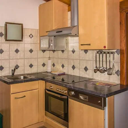 Saroja-tannleger Apartman Brand